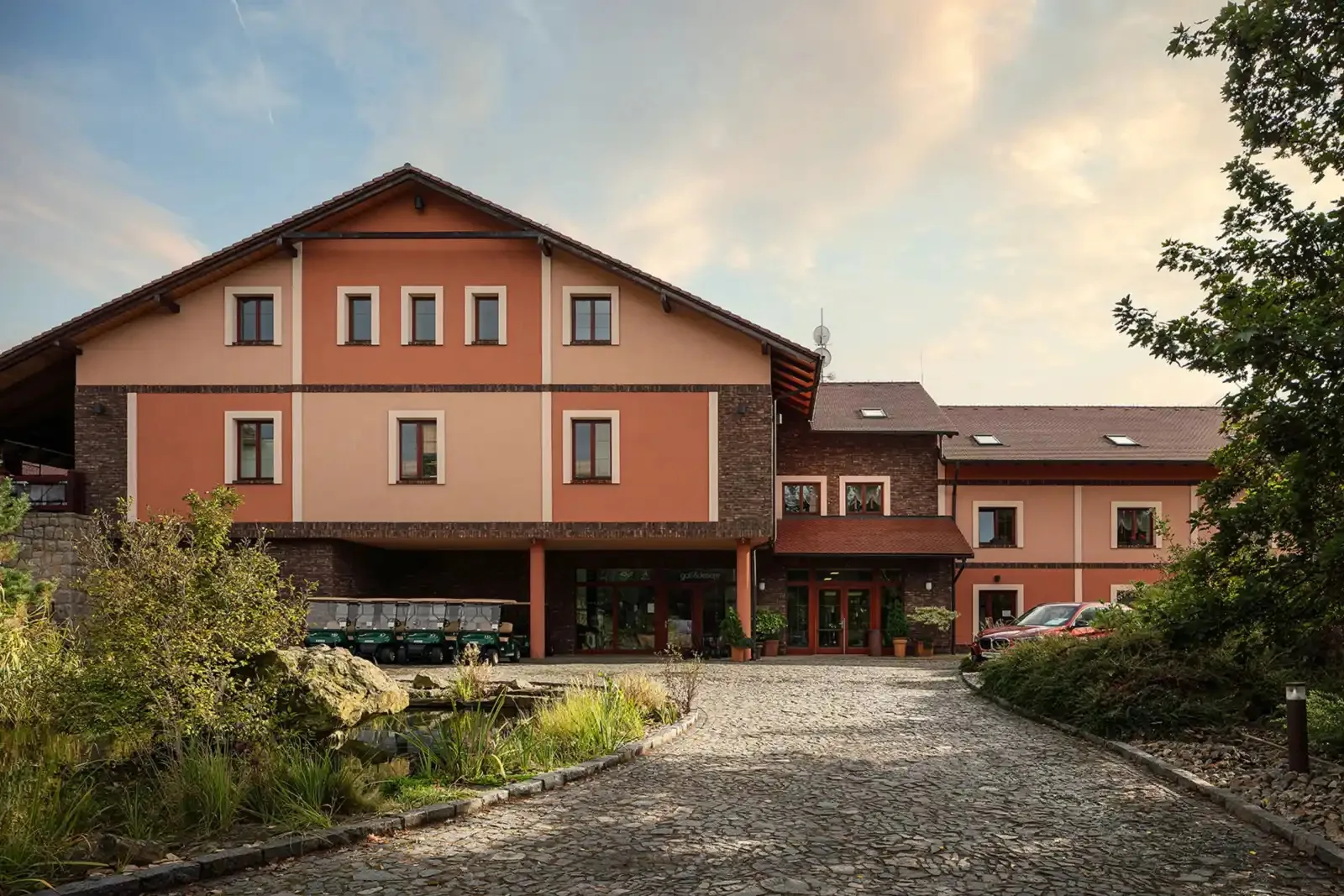 Exteriér resortu Golf & Spa Kunětická Hora